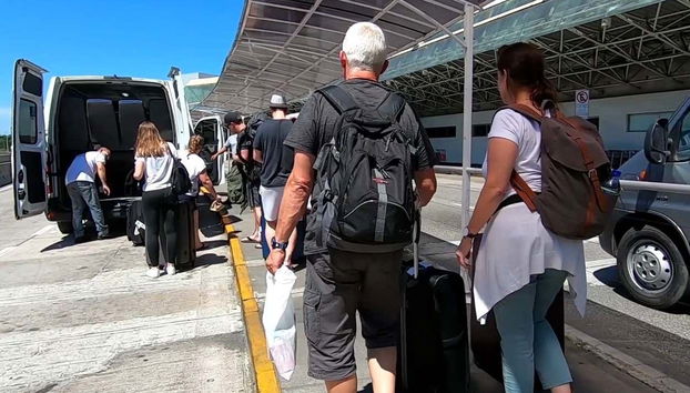 Passageiros embarcando no transporte