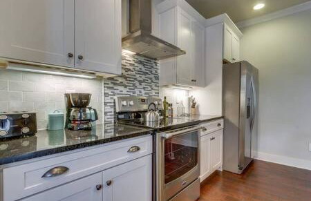 Spacious 4 King Room Belmont Home 2 Living Rooms Walk to Belmont & Vanderbilt Large Dining Table Smart TVs Parking 24 Hr Hospitality Near Music Row & The Gulch 2 miles to Broadway - Foto 13