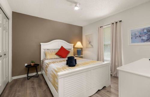 Modern Retreat Pool and Game Room - Foto 39