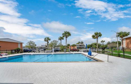 240 Queen Bed, 3 Pools, 80in TV - Foto 33