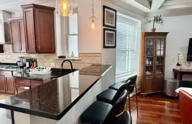 Classy Victorian Brownstone Subway Shopping - Photo 19