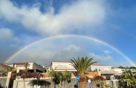 VILLA BLOSSOM in the beautiful area of Puerto Santiago Tenerife with 5 bedrooms for up to 10 guests private swimming pool and many other activities to entertain the family Secure parking for 2 cars and disabled access throughout - Foto 83