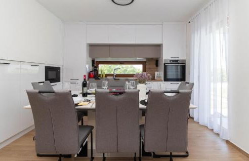 Gorgeous Home In Smokovic - Photo 23