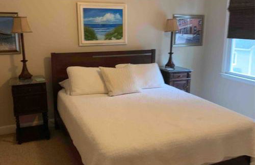 3 Bedroom Cozy Cottage with fenced in backyard and hot tub 4 miles to the beach - Foto 22