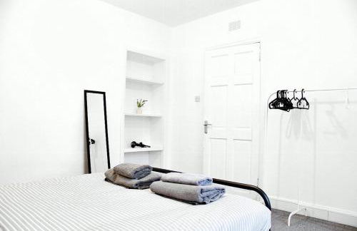 Free Parking - Central - Sleeps 6 - Great Area - Photo 10