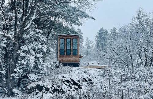 Haven Tiny House w hot tub on river near Stowe - Foto 39