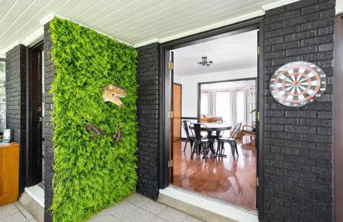 5BR 2BA Fun Family Home Sleeps 12 Pinball TVs 15m DT - Foto 28