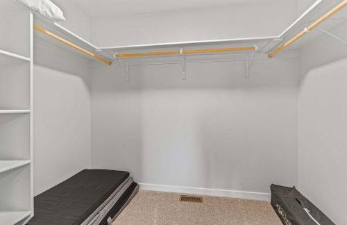 6BR Retreat with Playground Basketball & Sleeps 22 - Foto 23