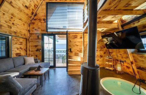 A-Home Villa, Private Pool & Jetted Tub Oasis - Photo 8