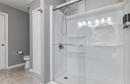 Retreat close to Lewisville Lake with pool, pet ok - Photo 40