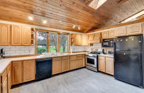 Fishing Pond and Spacious Yard Quiet Home in Sodus! - Foto 10