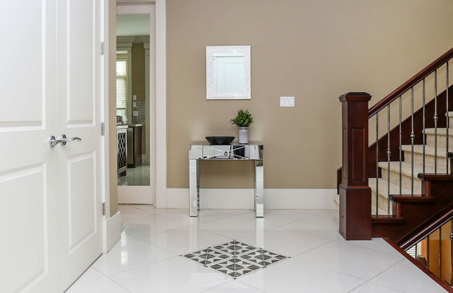 Grand 4 Bedroom Vacation House near Vancouver Downtown - Photo 2