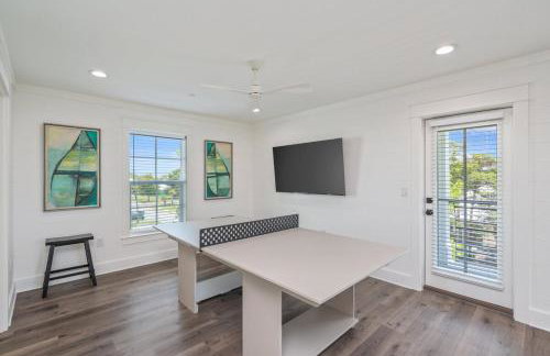 2 Blocks to the Beach! Pool & Golf Cart, Sleeps 21 - Foto 14