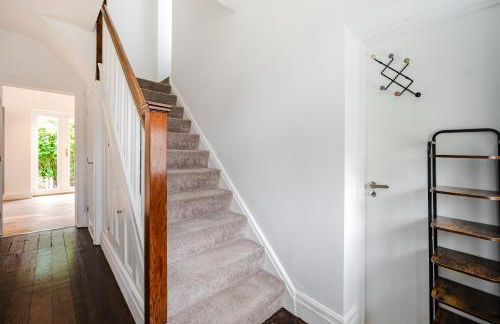 Bright 4BR Home with Garden with Free Parking and Sleeps up to 9 - Foto 13