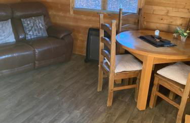 Log Cabin in the City with hot tub - Photo 4