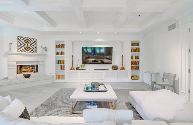 Carolwood - Modern Tuscan Villa With Rolling Lawns and Loggia in Holmby Hills - Photo 25