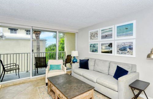 LaPlaya 202E Catch the gentle Gulf breezes on your private balcony beneath the swaying palms - Photo 1