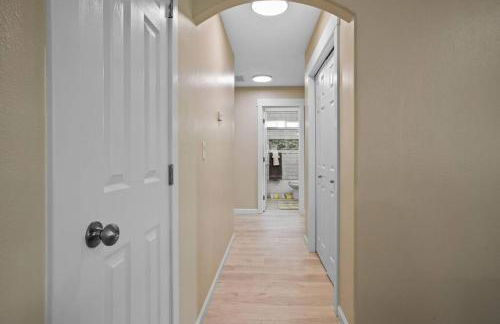 Remodeled, Charming Retreat on the City's Doorstep - Foto 30