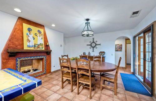 Great Group Retreat! Hacienda Decor, Spacious Floor Plan, Private Backyard - Foto 26
