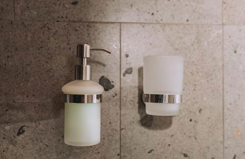 Bright & Contemporary Home with Balcony in Vibrant Piraeus - Foto 16