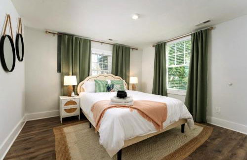 Downtown Retreat, 5BR Game Room & Pet Friendly - Photo 17