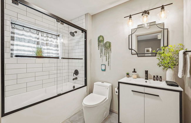 Emerald Bluff by Avantstay Lake Views, Deck, Fire Pit, Game Room - Photo 34