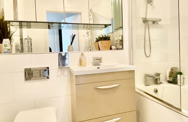 Captivating 1-bed Apartment Greater London - Foto 14
