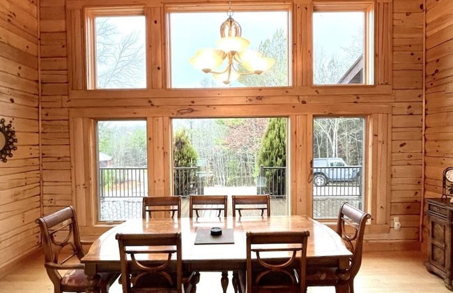 A true log cabin with 360 degree mountain views - Pet and Motorcycle friendly! 5 Bedroom Cabin by RedAwning - Foto 22