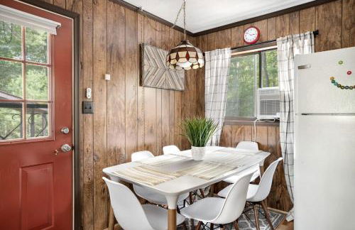 Hot Tub Deck Screened Porch Fire Pit & WiFi - Photo 15