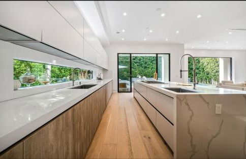 Luxurious Retreat - Modern House with Pool - Photo 16