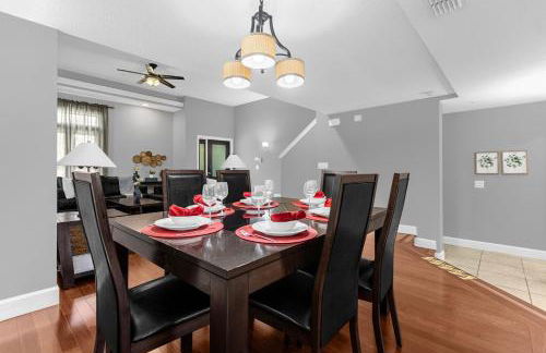 Vibrant 4BR Family Townhome 1 mile from Disney World and Disney Springs - Photo 2