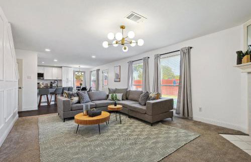 Modern Comforts & Classic Charm w Pool 5BD - Foto 9