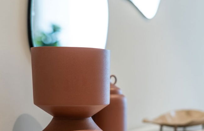 Aya - Elegant 1BR Apartment With Balcony and Creek Views - Photo 5