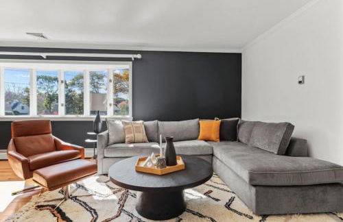 Walk to the Beach - Modern Home with FirePit and Bikes - Foto 16