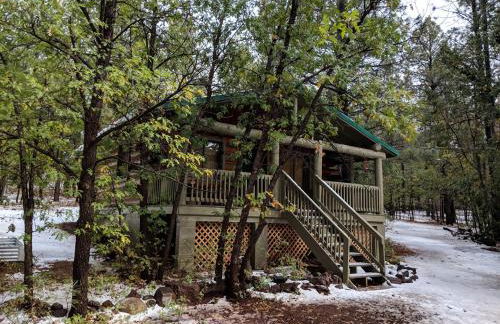 Charming Log Cabin in Tall Pines w Large Deck - Foto 8