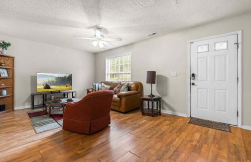Spacious 3BR Retreat Perfect for Groups Near Downtown - Foto 2
