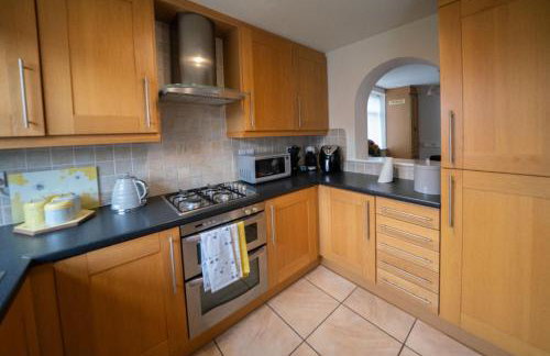 Spacious 3BR House By Kammili Properties in Westhoughton - Free Parking - Photo 13