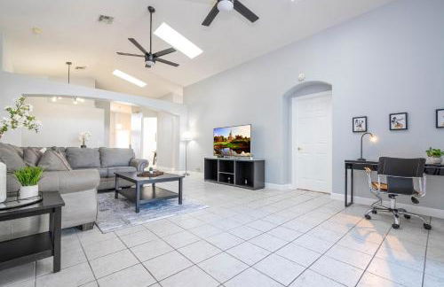 Magical 5-Bedroom Retreat w/ Pool, 3 Ensuite Bedrooms, Near Disney, and Internet! - Foto 32