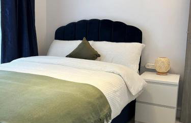 The Place with king beds, Ensuite Bathrooms, Close to Airport and Free Parking - Foto 21