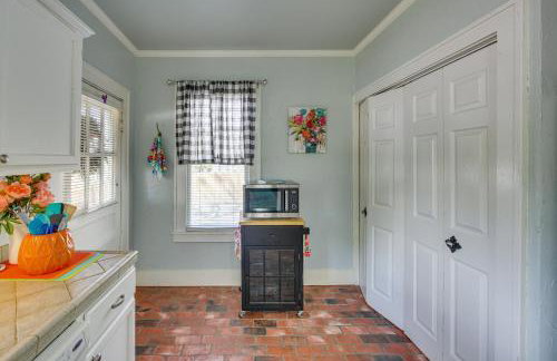 The Pink Azalea - Tyler Home with Yard and Patio! - Foto 13