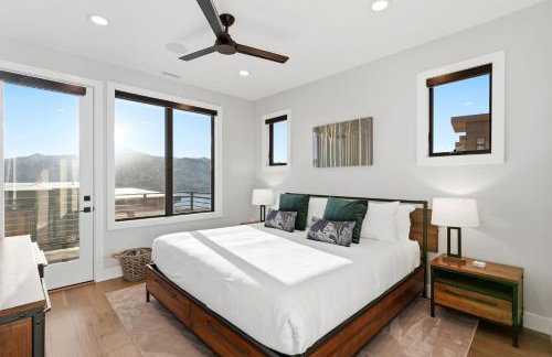 Luxury Hideout w Hot Tub Steam Shower - Photo 5