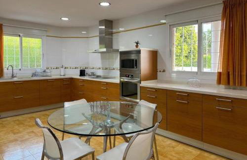 Casa Chalet Villa con piscina, jardín y aire acondicionado cerca de Valencia en La Eliana-L'Eliana - Foto 9