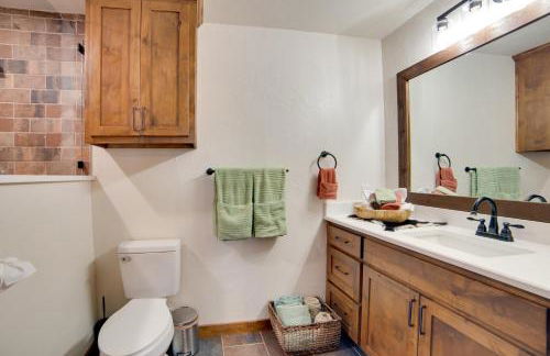 Porch and Fire Pit Ranch Retreat in Blue Ridge! - Foto 13