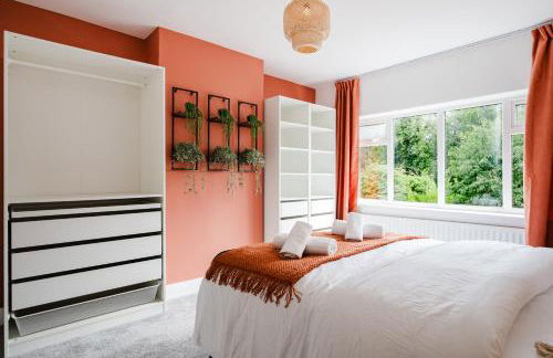 Bright 4BR Home with Garden with Free Parking and Sleeps up to 9 - Foto 7