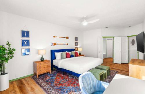 Resort Style Backyard Pool Pickleball Court - Foto 31