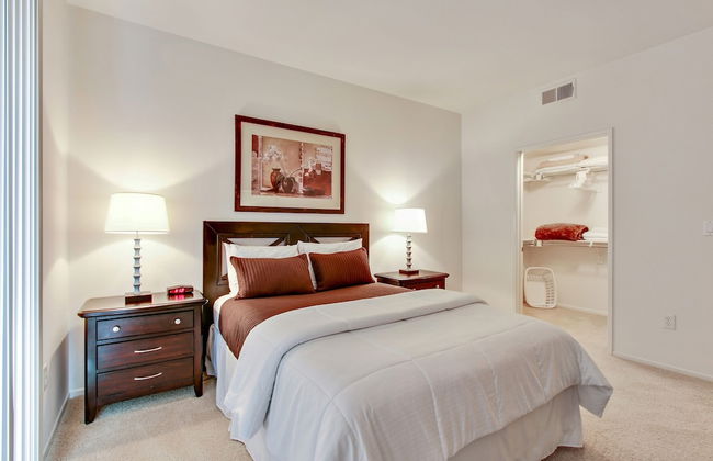 Global Luxury Suites at The Village - Photo 7