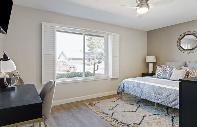 Modern and Stylish Remodeled 4 Bdrm w/ HTD Pool! - Foto 20