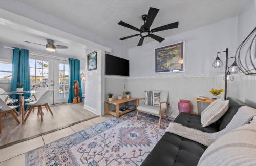 Relaxing Coastal 2BR Near Beach Sleeps 4 - Foto 13