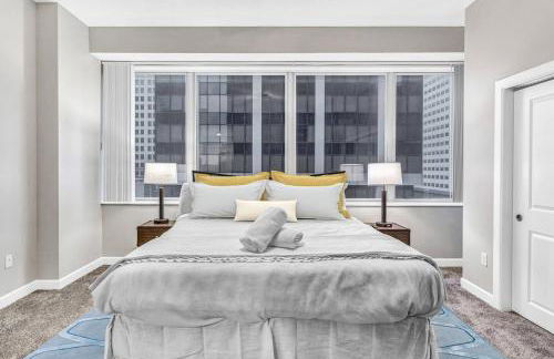 HUGE Panoramic SkySuite w/ Downtown VIEWS: Gym - Photo 26