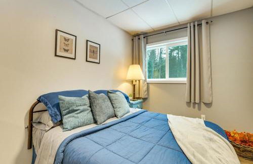 Updated Cabin with 2 Suites, Fire Pit and Forest Views - Foto 23